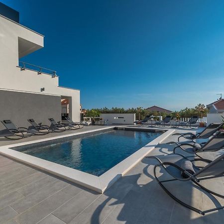 Villa Magnifica Apartments With Pool 诺瓦利娅 外观 照片