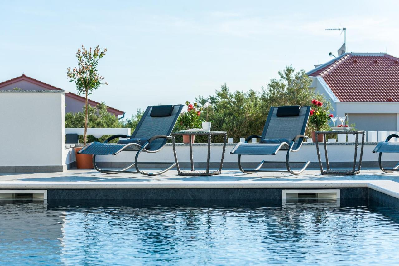 Villa Magnifica Apartments With Pool 诺瓦利娅 外观 照片