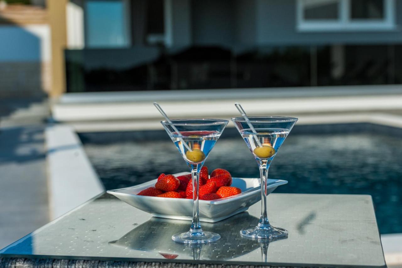 Villa Magnifica Apartments With Pool 诺瓦利娅 外观 照片