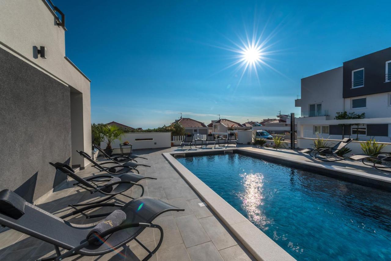 Villa Magnifica Apartments With Pool 诺瓦利娅 外观 照片
