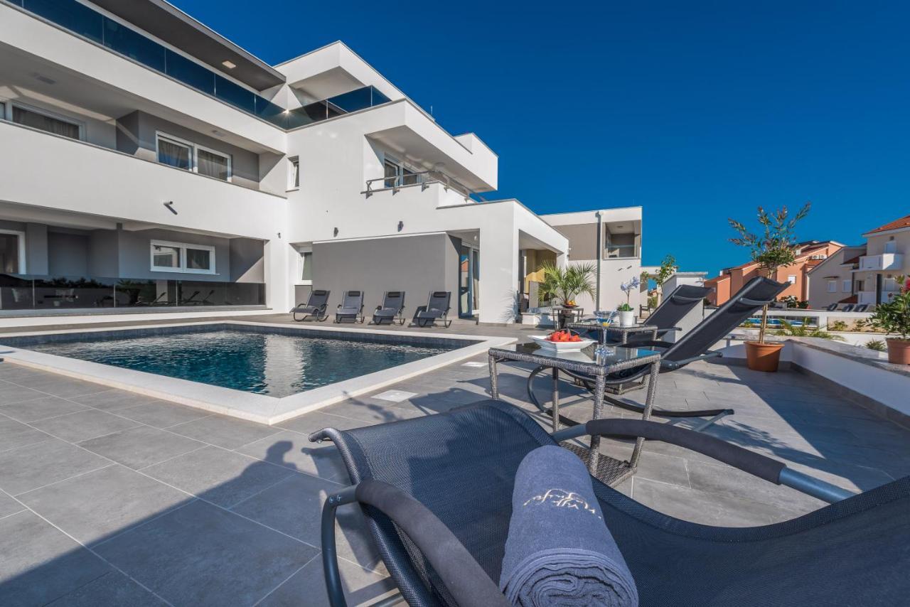 Villa Magnifica Apartments With Pool 诺瓦利娅 外观 照片