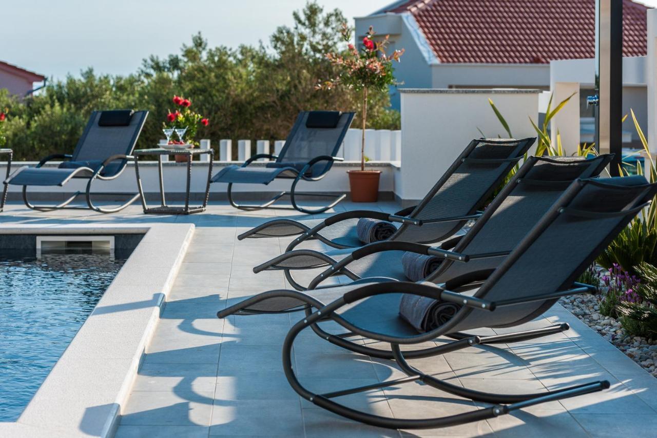 Villa Magnifica Apartments With Pool 诺瓦利娅 外观 照片