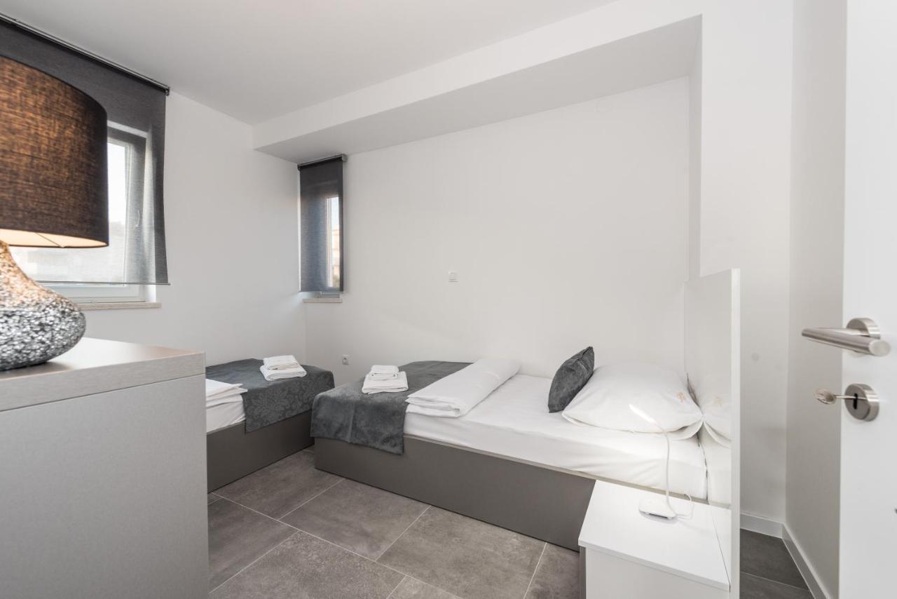 Villa Magnifica Apartments With Pool 诺瓦利娅 外观 照片