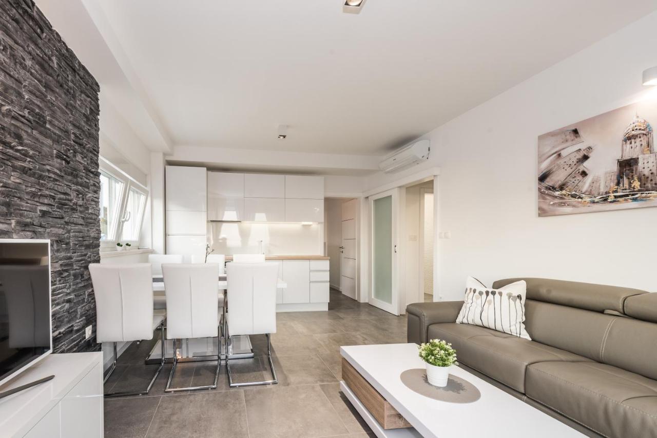 Villa Magnifica Apartments With Pool 诺瓦利娅 外观 照片