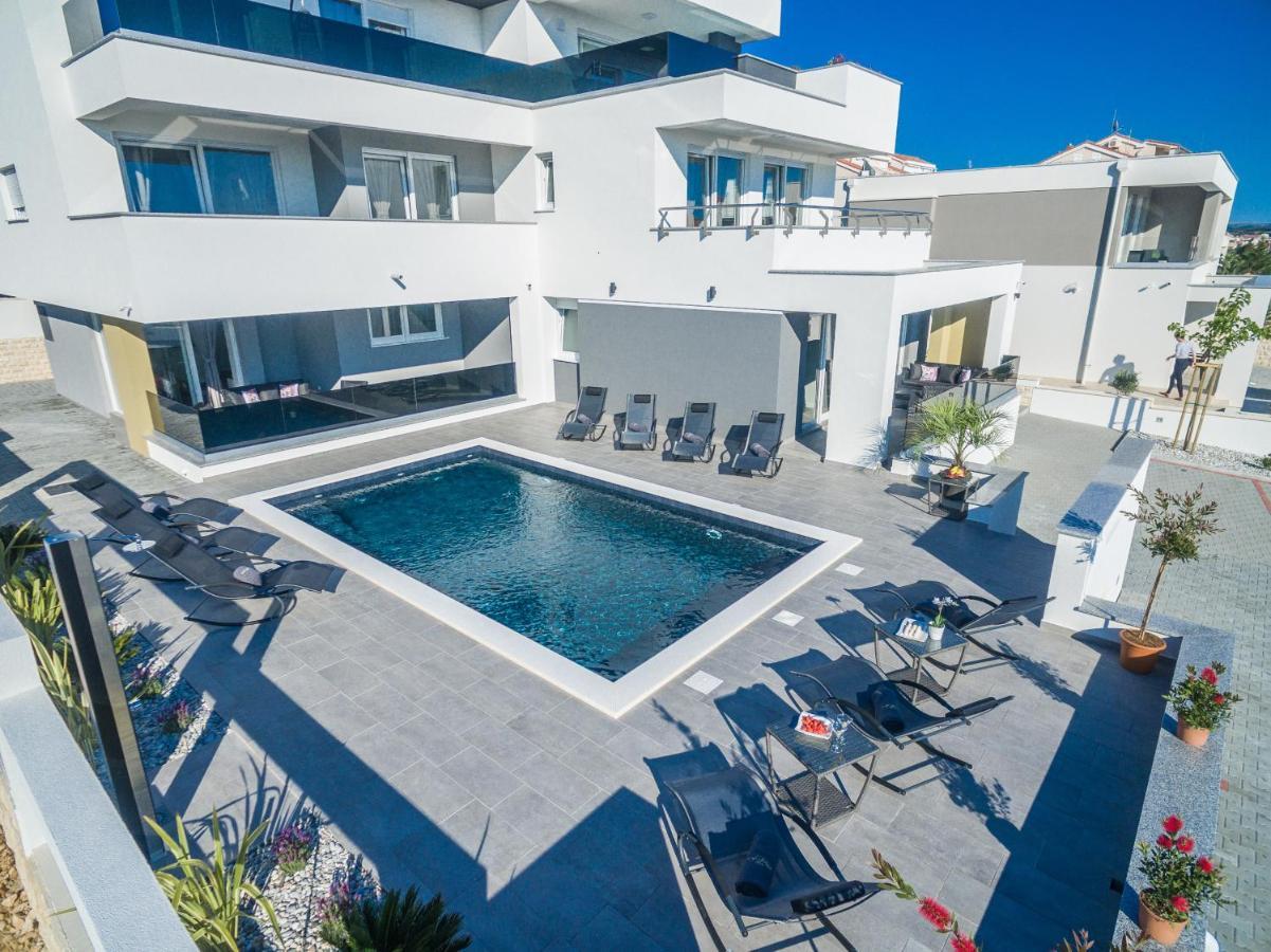 Villa Magnifica Apartments With Pool 诺瓦利娅 外观 照片
