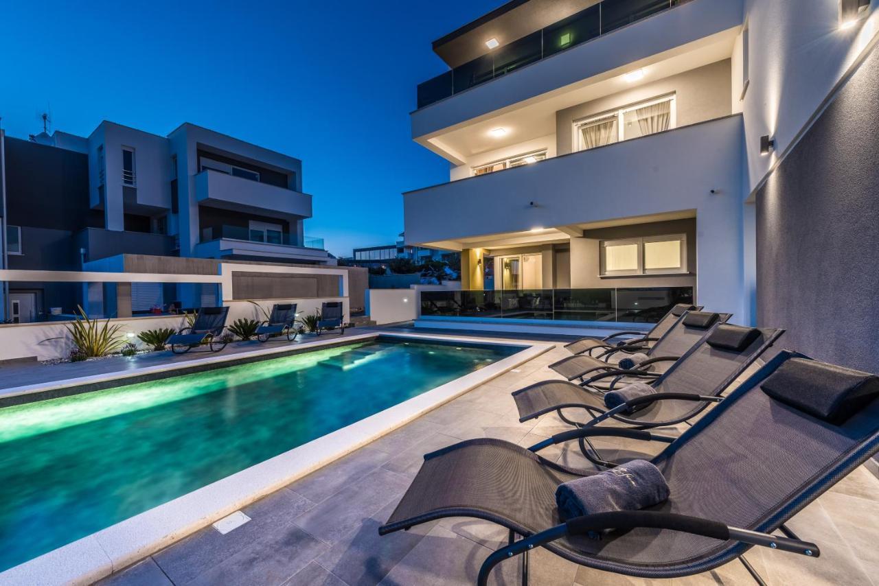 Villa Magnifica Apartments With Pool 诺瓦利娅 外观 照片