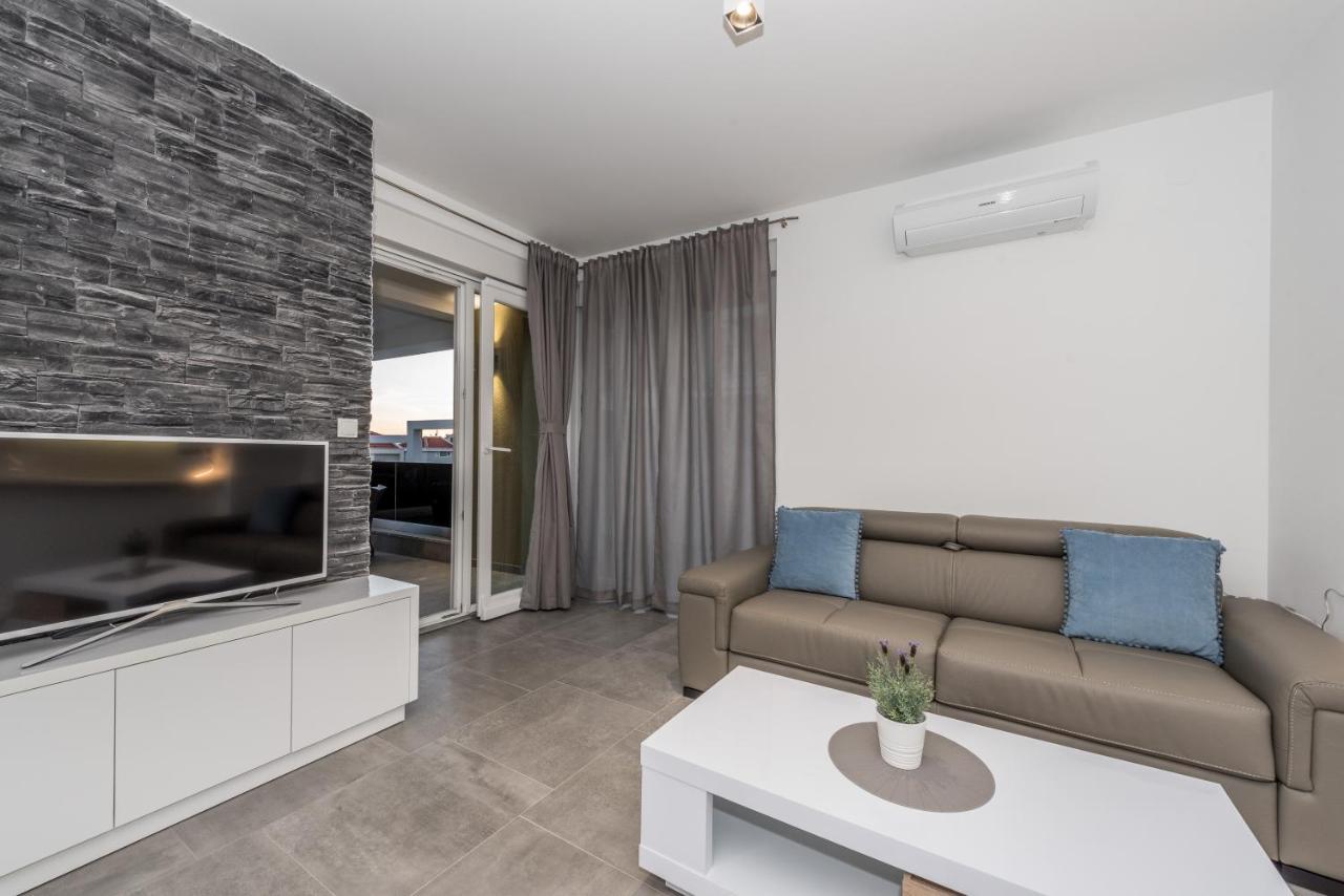 Villa Magnifica Apartments With Pool 诺瓦利娅 外观 照片