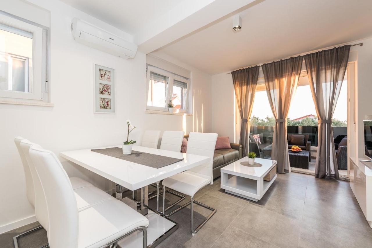 Villa Magnifica Apartments With Pool 诺瓦利娅 外观 照片